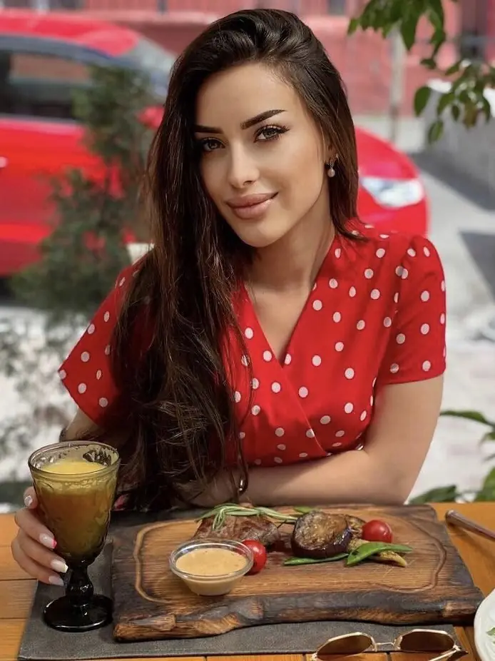 נדיה — חשפנית בחוף הכרמל